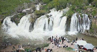 Doğa harikası şelale bayramda doldu taştı
