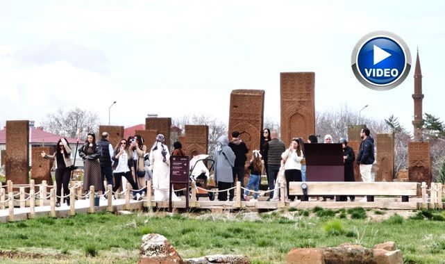 Dünyanın en büyük tarihi İslam mezarlığında yoğunluk