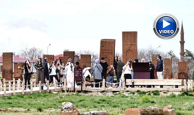 Dünyanın en büyük tarihi İslam mezarlığında yoğunluk