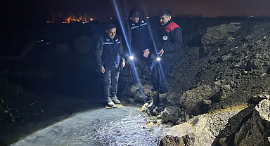 Ekiplerin zorlu mesaisi!  Sağanak yağış altında nöbet