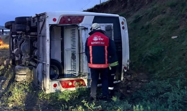 Emniyet personelini taşıyan minibüs devrildi