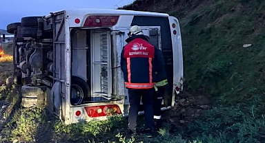 Emniyet personelini taşıyan minibüs devrildi
