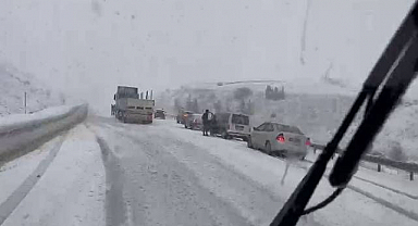 Erzurum'da Mayıs karı sürücüleri yolda bıraktı