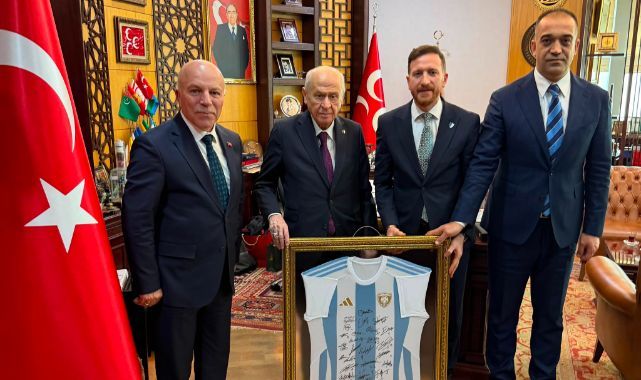 Erzurumspor forması Bahçeli'ye takdim edildi