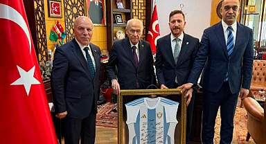 Erzurumspor forması Bahçeli’ye takdim edildi