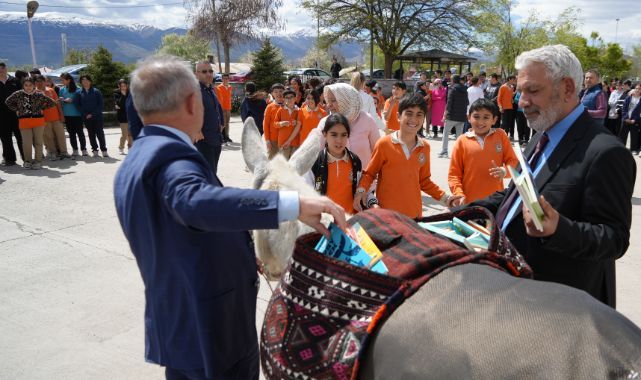 ‘Eşekli Dostoyevski’ Erzincan’da öğrencilere kitap dağıttı