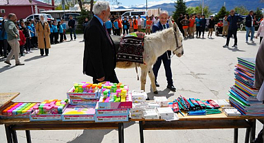 ‘Eşekli Dostoyevski’ Erzincan’da öğrencilere kitap dağıttı