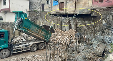 Fore kazıklar devrilince bina askıda kaldı