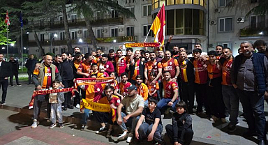Galatasaray'ın şampiyonluğuna sınır ötesi kutlama 