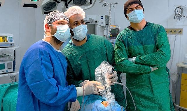 Gebe hastaya aynı anda sezaryen ve beyin ameliyatı yapıldı