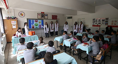 Geleceğin sağlıkçıları köy çocuklarıyla buluştu