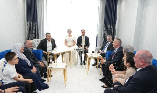 Genç çiftin yüzüklerini Bakan Tekin taktı