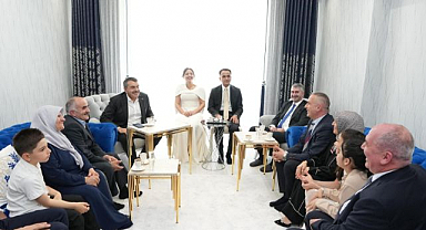 Genç çiftin yüzüklerini Bakan Tekin taktı
