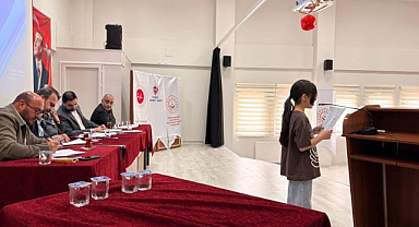 Gençler şiir yarışmasında 