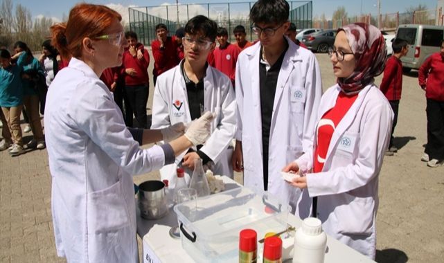 Hınıs'ta TÜBİTAK 4006 Bilim Fuarı açıldı
