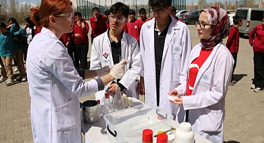 Hınıs'ta TÜBİTAK 4006 Bilim Fuarı açıldı