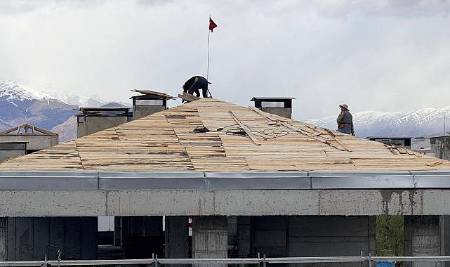 İnşaatta işçiler çatıda güvenlik önlemsiz görüntülendi