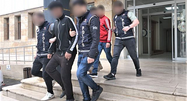 İnşaattan malzeme çalarken yakayı ele verdiler!