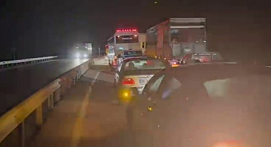 İran plakalı tır devrildi, yol 3 saat ulaşıma kapandı!