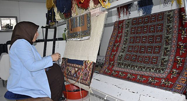Kadınlar halı dokuyarak gelir elde ediyor