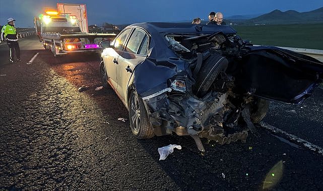 Kamyonetle otomobilin çarpışması sonucu 1'i ağır 3 kişi yaralandı