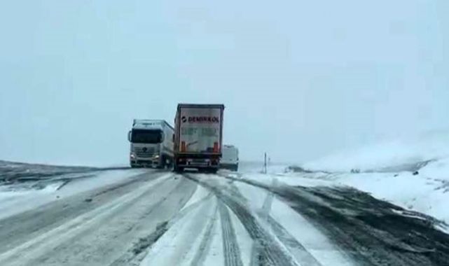 Kar ve tipi bastırdı, araçlar yolda kaldı