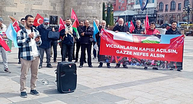 Katil İsrail'in zulmünü  129 haftadır haykırıyorlar