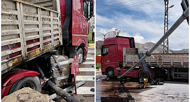 Kavşakta korkutan tır kazası