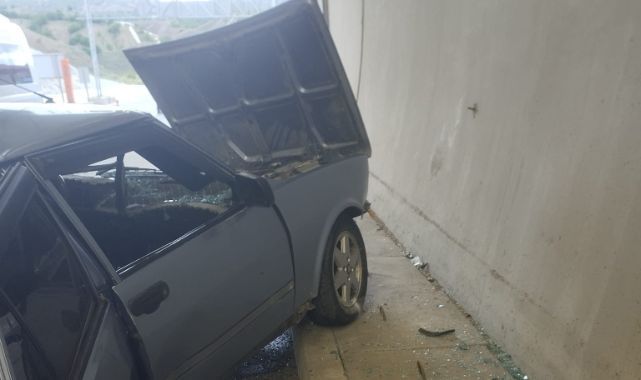 Kontrolden çıkan otomobil duvara çarptı