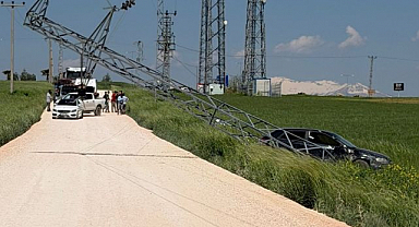 Kontrolden çıkan otomobil tarlada elektrik direğine çarptı