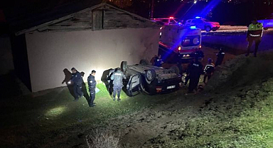 Kontrolden çıkıp bir evin bahçesine devrildi!