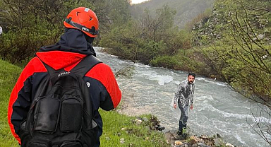 Köprüden düşen kadın akıntıya kapıldı