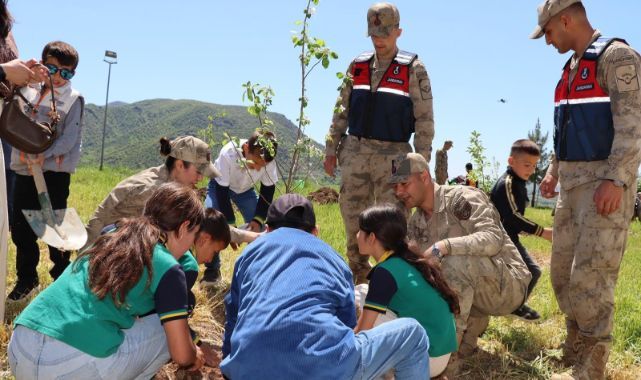 Köy okulu öğrencilerine jandarmadan moral etkinliği