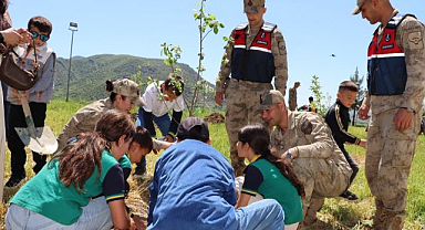 Köy okulu öğrencilerine jandarmadan moral etkinliği