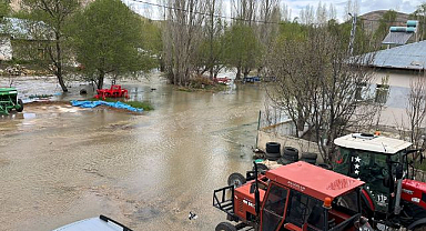 Köyde dere taştı: bazı alanlar su altında kaldı