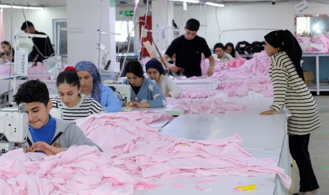 Köyde kurulan tekstil atölyesinde kadınlar üretimde başrolde