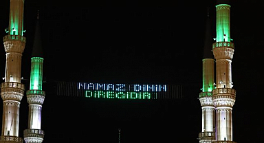 Minareler arasına led mahya asıldı