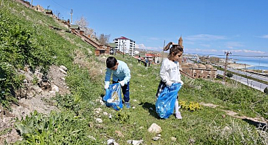 Minik öğrenciden “Takipçi sayım kadar çöp topluyorum” kampanyası