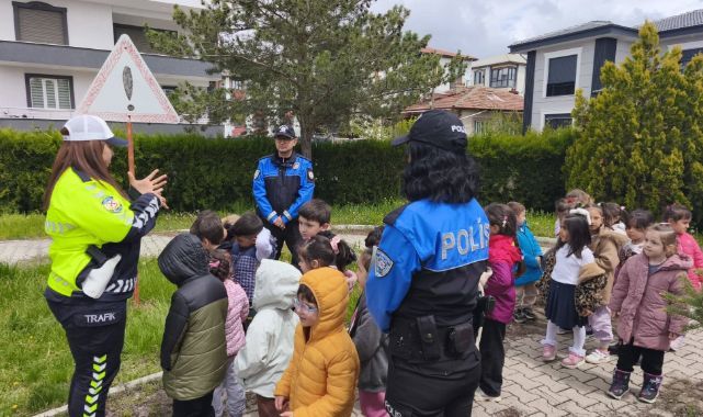 Miniklere uygulamalı trafik eğitimi verildi