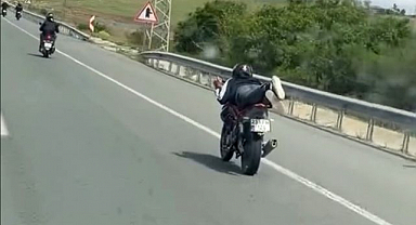 Motosiklet üzerinde tehlikeli yolculuk