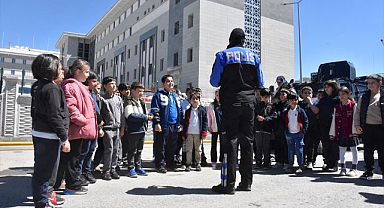 Öğrenciler polislik mesleğini 