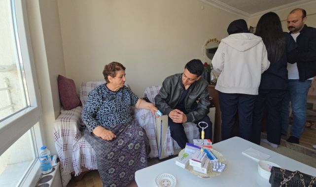 Öğrenciler yaşlılara evde bakım hizmeti sunuyor