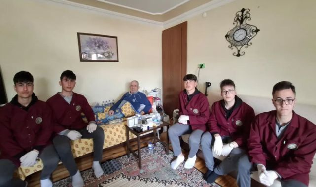 Öğrencilerden yaşlı vatandaşa vefa ziyareti