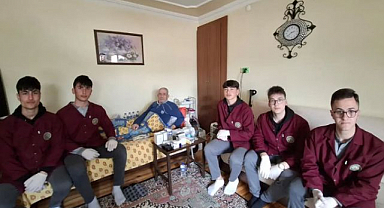 Öğrencilerden yaşlı vatandaşa vefa ziyareti