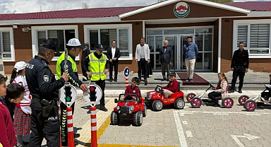 Öğrencilere uygulamalı trafik eğitimi verildi