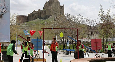 Öğretmenlerinin kurduğu parkurda yarış heyecanı