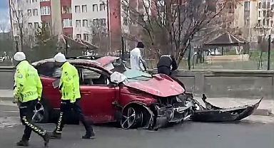 Otomobil bahçe duvarına çarptı: Sürücü ağır yaralı