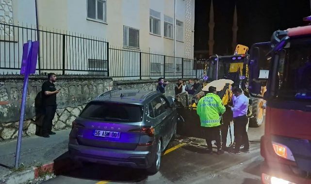 Otomobil ile kepçe kafa kafaya çarpıştı!