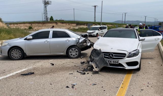 Otomobiller çarpıştı: 1'i hamile 4 kişi yaralandı