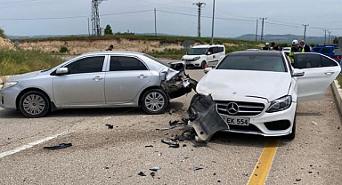 Otomobiller çarpıştı: 1'i hamile 4 kişi yaralandı